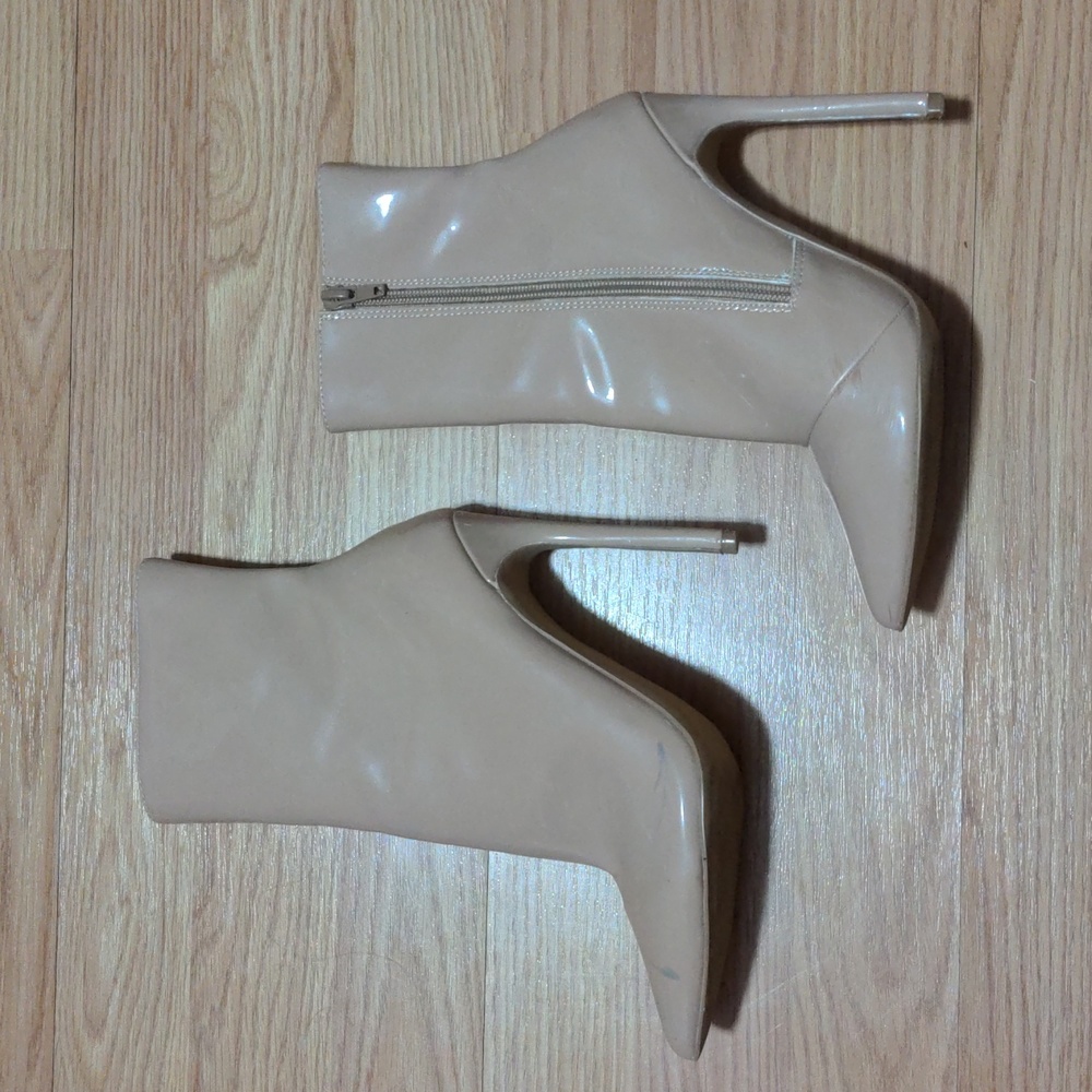 FINAL PRICE Steve Madden Wagner Ankle Boots 6 Beige Nude Patent Faux Leather Y2K